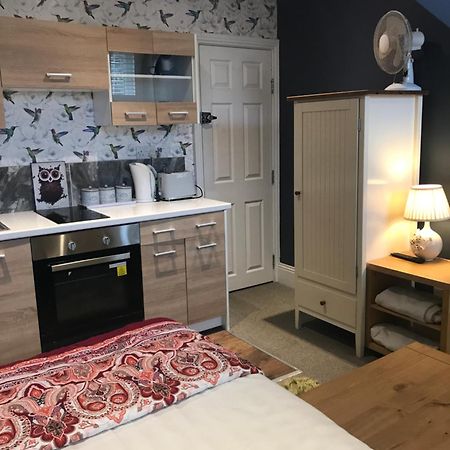 Acacia Villas Guest House Гілфорд Екстер'єр фото