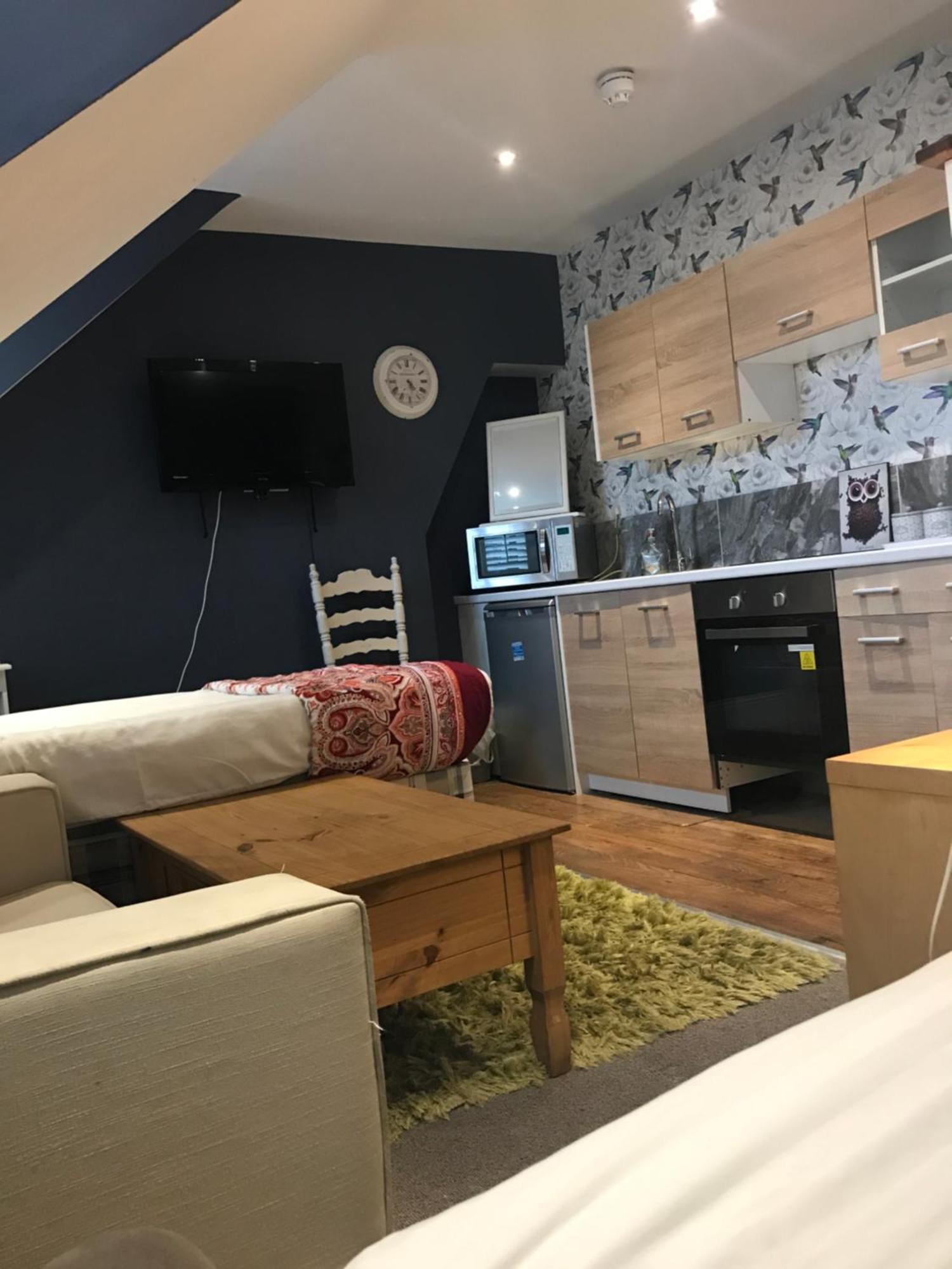 Acacia Villas Guest House Гілфорд Екстер'єр фото